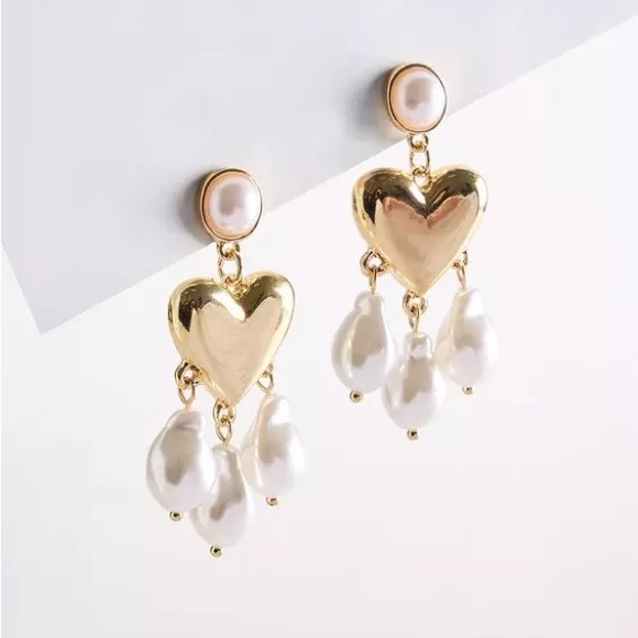 Torrid Gold Heart Earrings with Faux Pearl Drops NWT - Picture 2 of 2